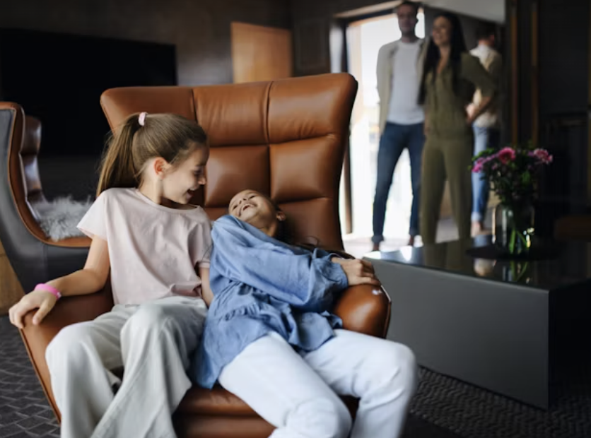 Familie som koser seg i sofaen